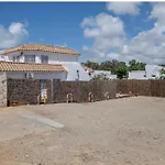 Cerca Del Pueblo Con Piscina Compartida Parking Y Jardin Privado דירה