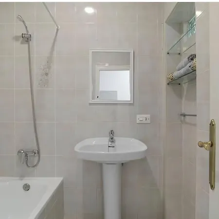 Cerca Del Pueblo Con Piscina Compartida Parking Y Jardin Privado Lägenhet