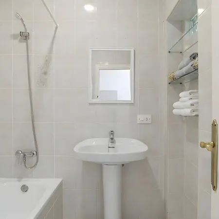Cerca Del Pueblo Con Piscina Compartida Parking Y Jardin Privado